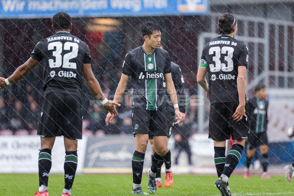 20251005_Picselweb-Fotografie_1R3_1828 | Brooklyn Kevin Ezeh (32, Hannover 96 II), Asuma Ikari (15, Hannover 96 II), Tim Wahlbrecht (33, Hannover 96 II) - Realisiert mit Pictrs.com
