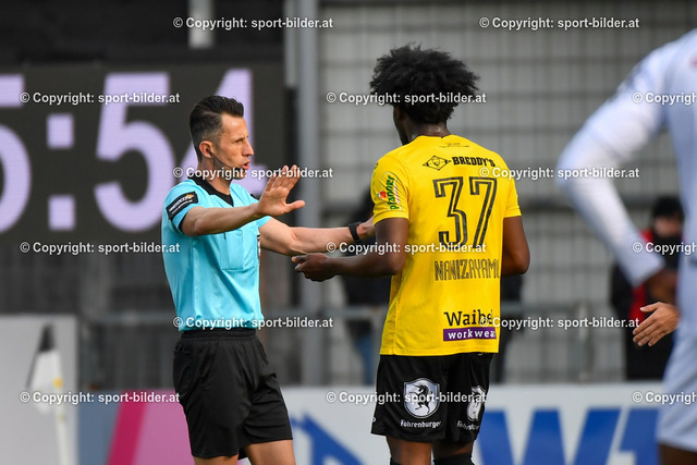 AUT, Admiral Bundesliga, LASK Linz vs SCR Altach | 23.04.2022, Raiffeisen Arena Pasching, AUT, Admiral Bundesliga, LASK Linz vs SCR Altach, im Bild Alexander Harkam (Schiedsrichter), Ange Mickael Nanizayamo (Altach)


// Admiral Bundesliga Match between LASK Linz and SCR Altach in Pasching, Austria on 2022/04/23
