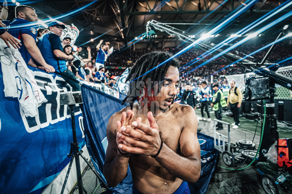 Fußball | Herren | UEFA-Fußball-Europameisterschaft 2024 | Gruppe D | Österreich vs. Frankreich | 17.06.2024 | Jules Kounde (#5, Frankreich) ohne Trikot nach dem Spiel