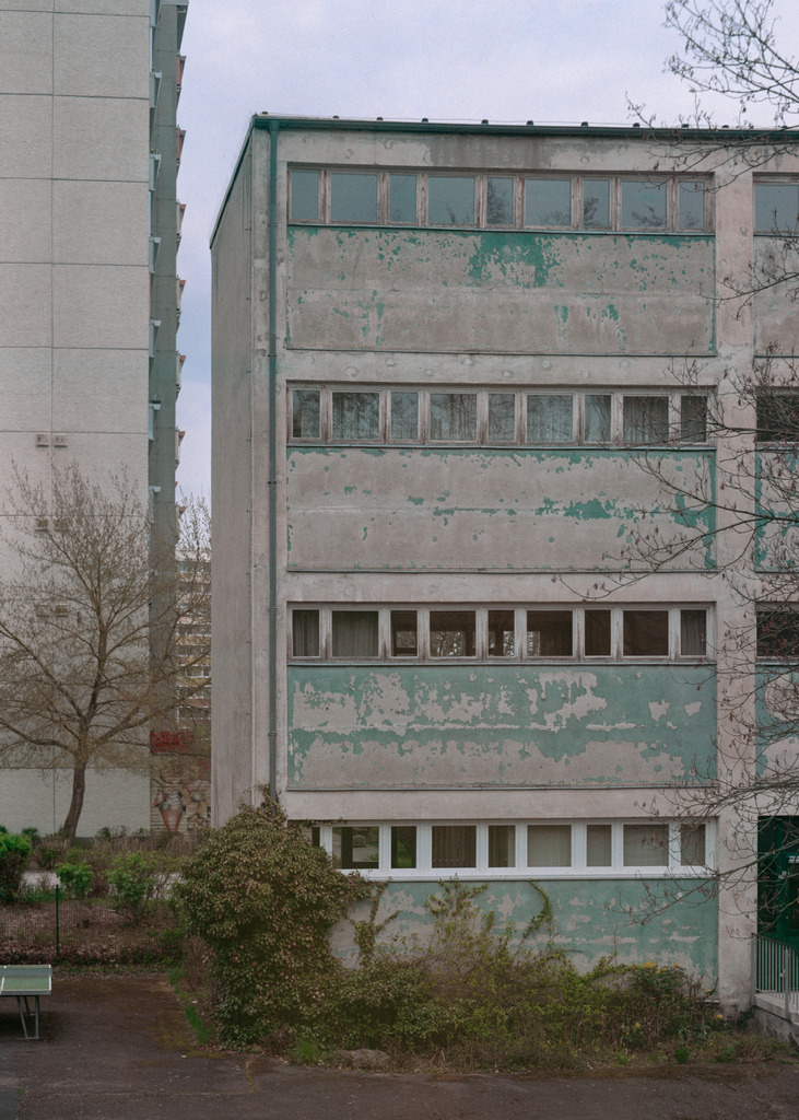 Gera-Lusan | Die Typenschule Gera TS 72 im III. Wohnkomplex in Gera-Lusan vor der Sanierung. Heute ist dies der Bildungscampus Lusan. - Realisiert mit Pictrs.com