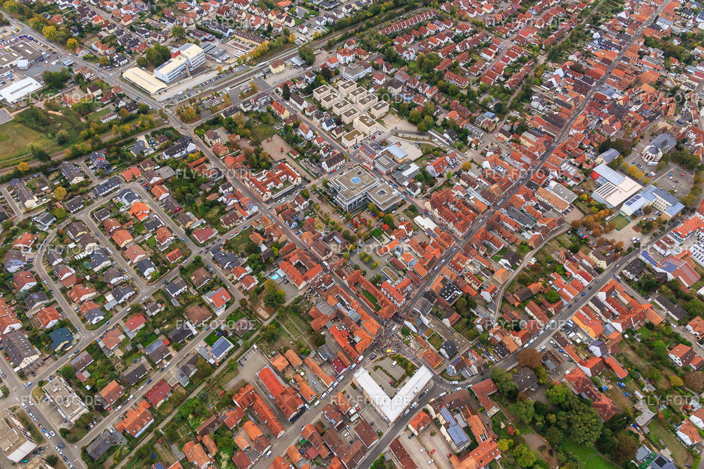 demo "Frauenbündnis Kandel" vs. "AntiFa/Wir sind Kandel/Omas gegen rechts" | Luftbild: demo "Frauenbündnis Kandel" vs. "AntiFa/Wir sind Kandel/Omas gegen rechts" in Kandel im Bundesland Rheinland-Pfalz in Deutschland. Foto: IMG_111956.jpg vom 06.10.2018 durch Werner Riehm/FLY-FOTO.de - Realisiert mit Pictrs.com