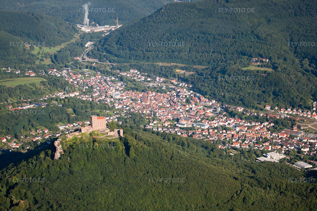Luftbild: Burg Trifels in Annweiler am Trifels im Bundesland Rheinland-Pfalz in Deutschland. Foto: IMG_30947.jpg vom 07.08.2010 durch Werner Riehm/FLY-FOTO.de