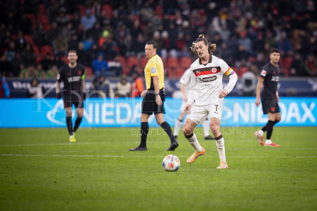 Bayer 04 Leverkusen vs. FC St. Pauli, 14.02.2026 | LEVERKUSEN, GERMANY - FEBRUARY 14:  Jackson Irvine (FC St. Pauli, 7) during the Bundesliga match (gameday 22)  between Bayer 04 Leverkusen vs. FC St. Pauli at BayArena on February 14, 2026 in Leverkusen, Germany. (Photo by Axel Kohring/Beautiful Sports Int.)DFL REGULATIONS PROHIBIT ANY USE OF PHOTOGRAPHS AS IMAGE SEQUENCES AND/OR QUASI-VIDEO.