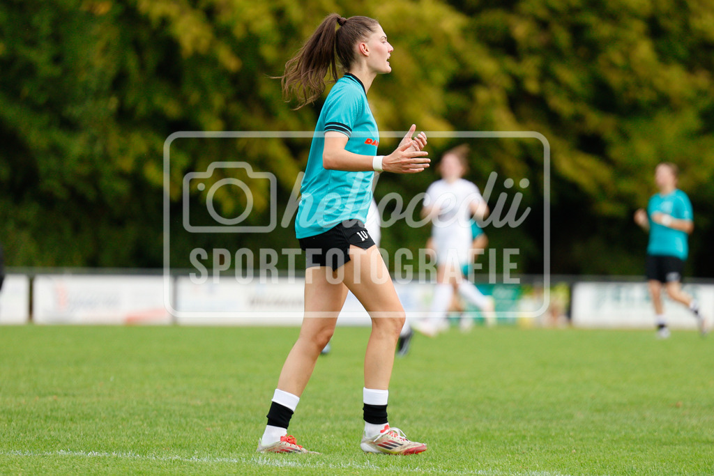 Fußball I Frauen I Westfalenpokal 26-27 I DJK GW Amelsbüren - SSV Rhade  I 18667 | Demi Ehler (10, SSV Rhade) ist nach einem Torschuss frustriert. - Realisiert mit Pictrs.com