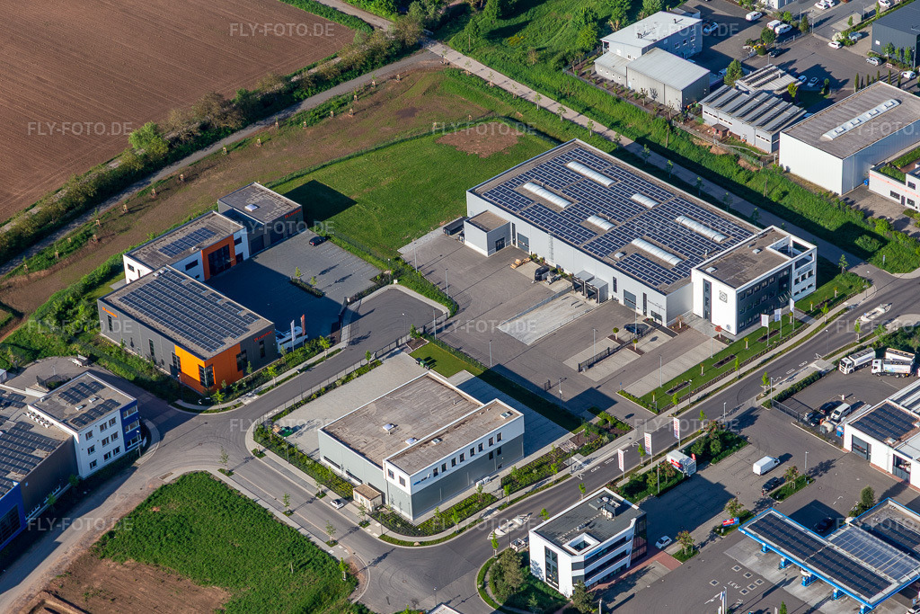 Luftbild: Caratec GmbH Leissing Druckveredelung GmbH & Co. KG im Ortsteil Queichheim in Landau im Bundesland Rheinland-Pfalz in Deutschland. Foto: IMG_131351.jpg vom 07.05.2022 durch Werner Riehm/FLY-FOTO.deWWW.CARATEC.DE