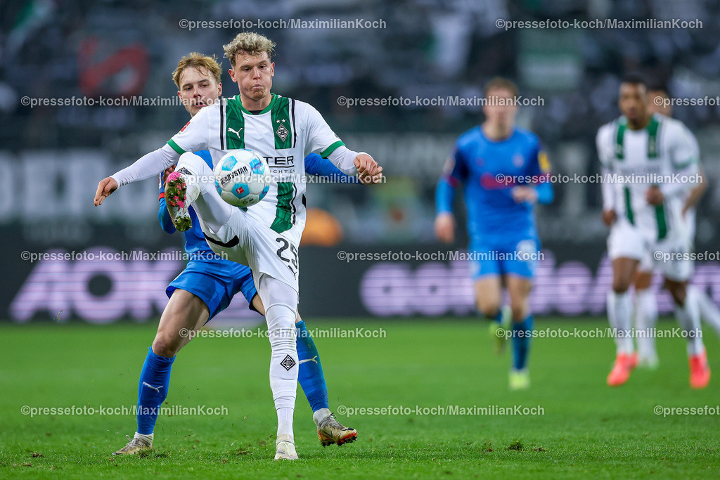 BMG14122401097 | 14.12.2024, Fußball, Borussia Mönchengladbach - Holstein Kiel, 1. Fußball Bundesliga, Borussia-Park, Saison 2024 2025: Finn Porath (Kiel #8) im Zweikampf gegen Robin Hack (Mönchengl. #25)DFB regulations prohibit any use of photographs as image sequences and or quasi-video.