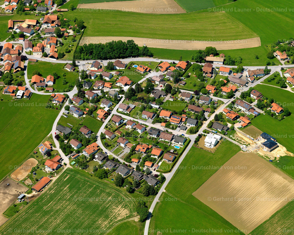 2724133 | AUßERNBRüNST 19.05.2007 Landwirtschaftliche Nutzflächen und Feldgrenzen  umsäumen das Siedlungsgebiet des Dorfes in Außernbrünst im Bundesland Bayern, Deutschland // Agricultural land and field boundaries surround the settlement area of the village  in Außernbrünst in the state Bavaria, Germany Foto: Gerhard Launer