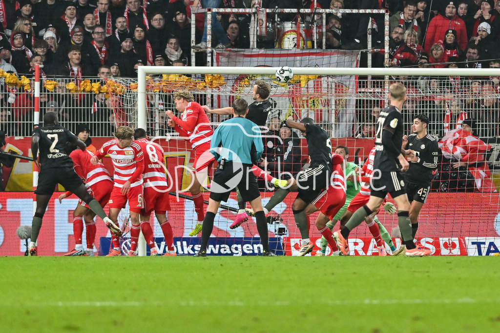 1. FC Union Berlin - FC Bayern München | BERLIN, GERMANY - 03. DECEMBER: in dieser Szene erzielt Harry KANE (FC Bayern Munich 9) den Treffer zum 0-2 / Tor / Torschuetze / Freude / Happy / während dem Match zwischen dem 1. FC Union Berlin und dem FC Bayern München beim Achtelfinale des DFB-Pokales im Stadion an der alten Försterei
