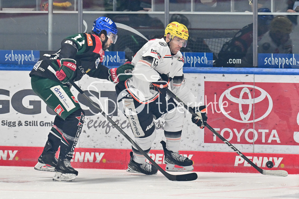 Augsburger Panther - Löwen Frankfurt  | Im Duell Mick KOEHLER (Augsburger Panther #11) und Carter PROFT (Löwen Frankfurt #15) / Zweikampf / DEL: Augsburger Panther - Loewen Frankfurt, Curt Frenzel Stadion am 12.01.2025