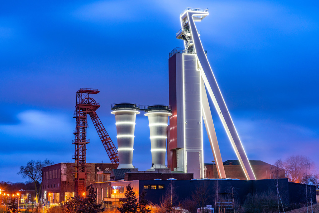 JT-220107 | Schachtanlage der ehemaligen Steinkohlenzeche Schlägel &amp; Eisen, Schacht 3/4/7, Herten, NRW, Deutschland, Schachtanlage der ehemaligen Steinkohlenzeche Schlägel &amp; Eisen, Schacht 3/4/7, Beleuchtung, Illumination von Schacht 4, Herten, NRW, Deutschland,  - Realisiert mit Pictrs.com