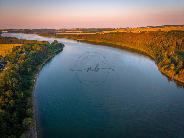 2026-06-26_20-46-32_000 | Stausee Zeulenrodaer Meer windet sich durch die Landschaft, umgeben von Wäldern im Licht des Sonnenuntergangs, Zeulenroda-Triebes, Thüringen, Deutschland - Realisiert mit Pictrs.com