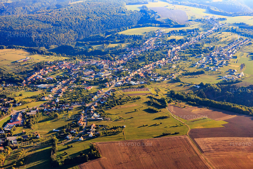 Aerial view: View of the town from the southwest in Montbronn in the state Moselle, France. – Photo: IMG_111703.jpg taken on 09/16/2018 by Werner Riehm/FLY-FOTO.com – Resolution of the original: 5404 x 3603 px