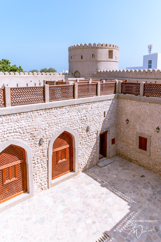 Festung Quriyat, Oman | Herzlich willkommen auf meiner Seite! Ich bin Elke Wallnisch, Deine Fotografin für lichtstarke Momente. Der Name steht für alles, was mich mit der Fotografie verbindet: Das Licht und seine machtvolle Wirkung auf eine Situation oder unsere Stimmung - Realisiert mit Pictrs.com