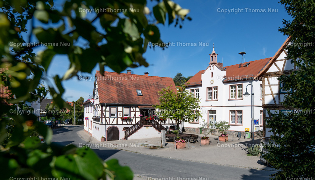DSC_0370 | Bensheim, Gronau, im Dorfmittelpunkt das alte Schul- und Rathuas  mit dem ehemaligen Lehrerhaus, ,, Bild: Thomas Neu