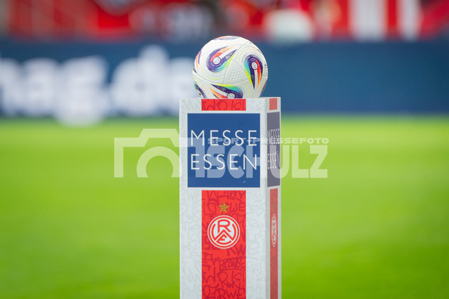 20250920schulz055 | 20.09.2025 Fußball: 3. Liga 7. Spieltag Rot-Weiss Essen - Hansa Rostock, Stadion an der Hafenstraße, Der Spielball wird präsentiert von der Messe Essen - Realisiert mit Pictrs.com