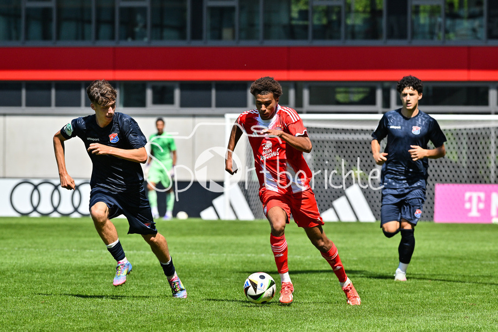FC Bayern München U19 - SpVgg Unterhaching U19 | im Duell Niklas PFEIFFER (Haching 19) und Sadiki CHEMWOR (FCB #11) / Zweikampf / U19 DFB-Nachwuchsliga: FC Bayern München U19 - SpVgg Unterhaching U19; FC Bayern Campus am 10.08.2025