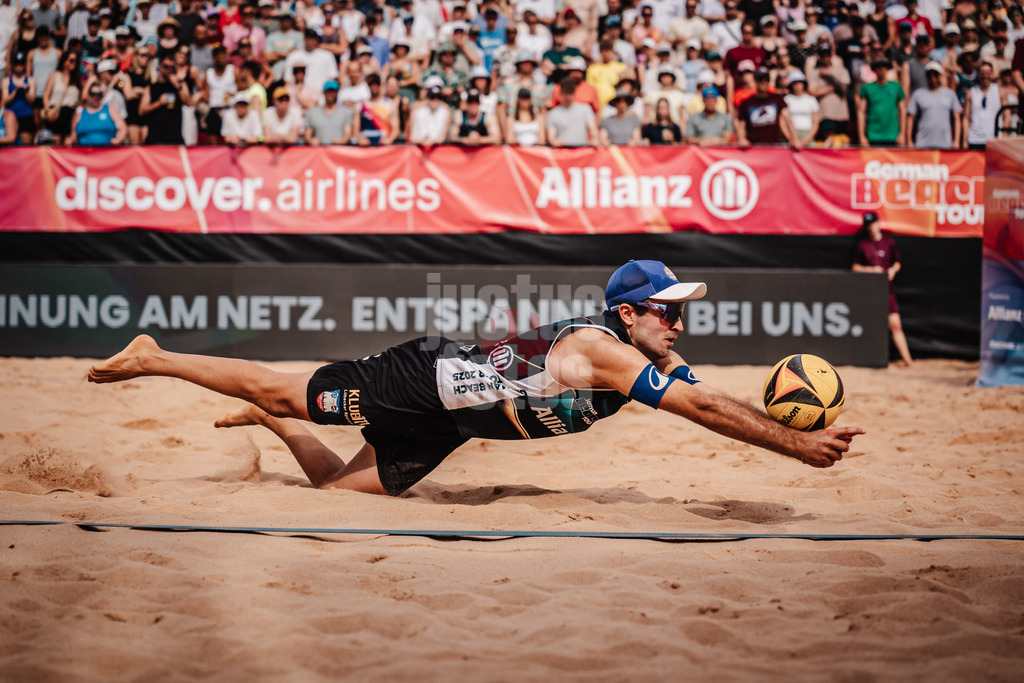 Beachvolleyball | Männer | Allianz German Beach Tour 2025 | Tourstop München | 05.07.2025 | Tilo Rietschel springt zum Ball