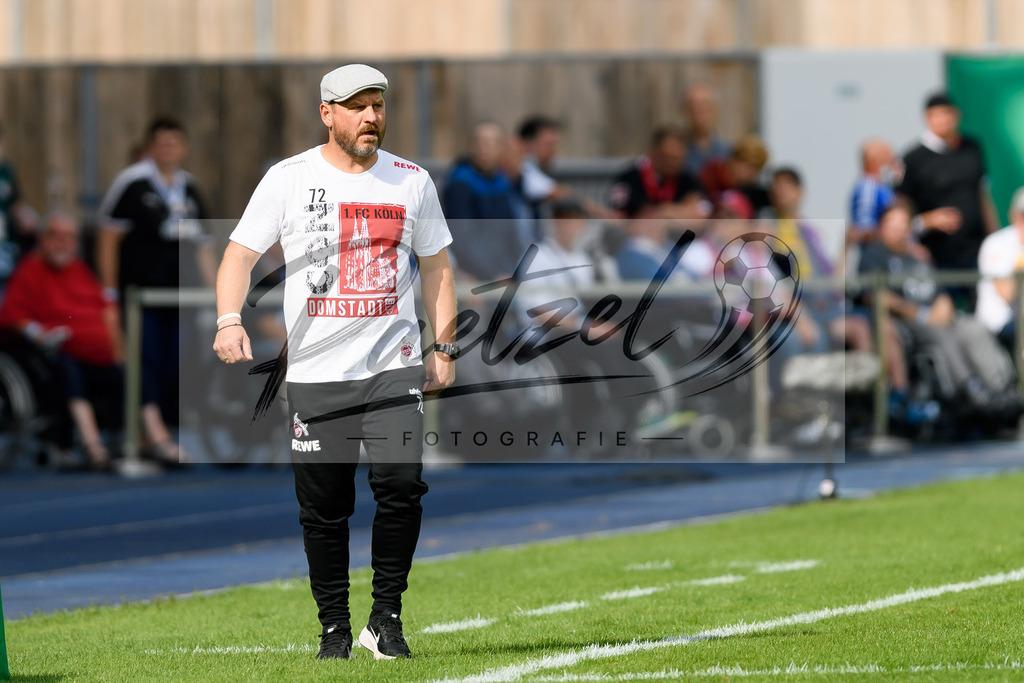 JENKOE20210808_222 | Fussball, Herren: Trainer Steffen Baumgart (1. FC Koeln) schaut beim Spiel der 1. Runde im DFB-Pokal zwischen FC Carl Zeiss Jena und 1. FC Koeln im Ernst-Abbe-Sportfeld am 08.08.2021 in Jena, Deutschland.DFB / DFL REGULATIONS PROHIBIT ANY USE OF PHOTOGRAPHS AS IMAGE SEQUENCES AND/OR QUASI-VIDEO. - Realisiert mit Pictrs.com