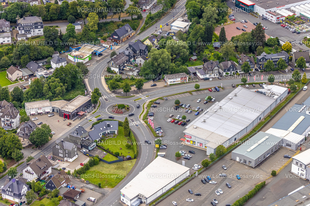 BadBerleburg240710266 | Luftbild, Kreisverkehr Poststraße und Astenberger Straße, Rewe Supermarkt, Bad Berleburg, Wittgensteiner Land, Nordrhein-Westfalen, Deutschland