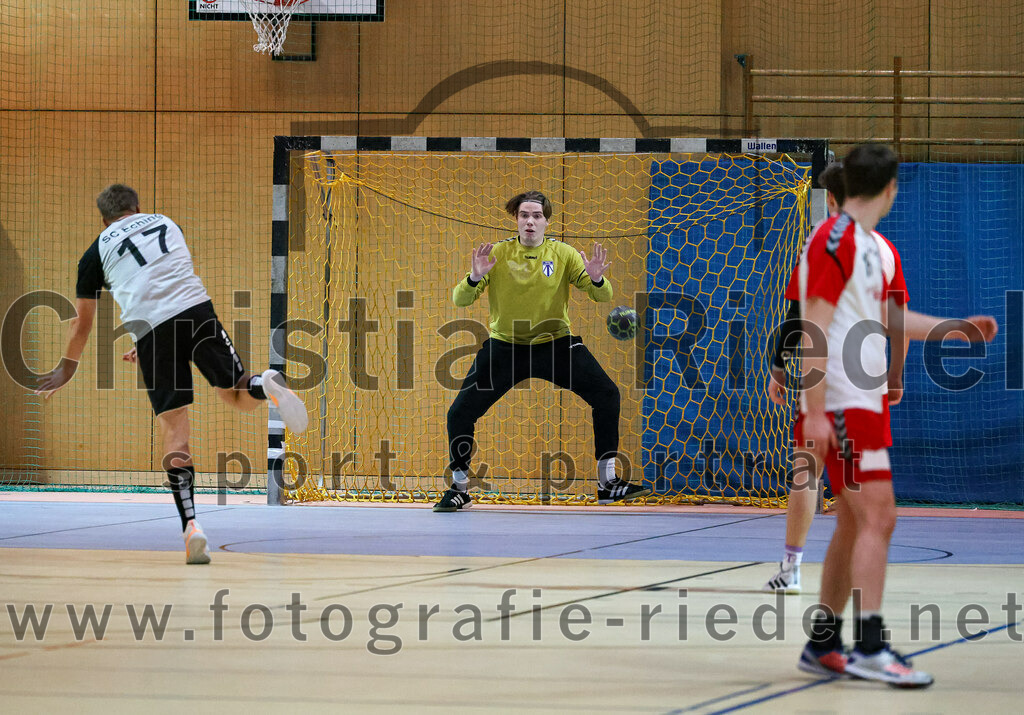 2023-01-21_088_SpVgg_Altenerding_gegen_SC_Eching | Erding, Deutschland, 21.01.2023:
Handball, Bezirksoberliga Männer 2022 / 2023, 12. Spieltag, SpVgg Altenerding gegen SC Eching, Endergebnis: 29:34

Thomas Landsmann (SC Eching, #17), Torwart Jannik Fleps (SpVgg Altenerding, #33)

Foto: Christian Riedel / fotografie-riedel.net
