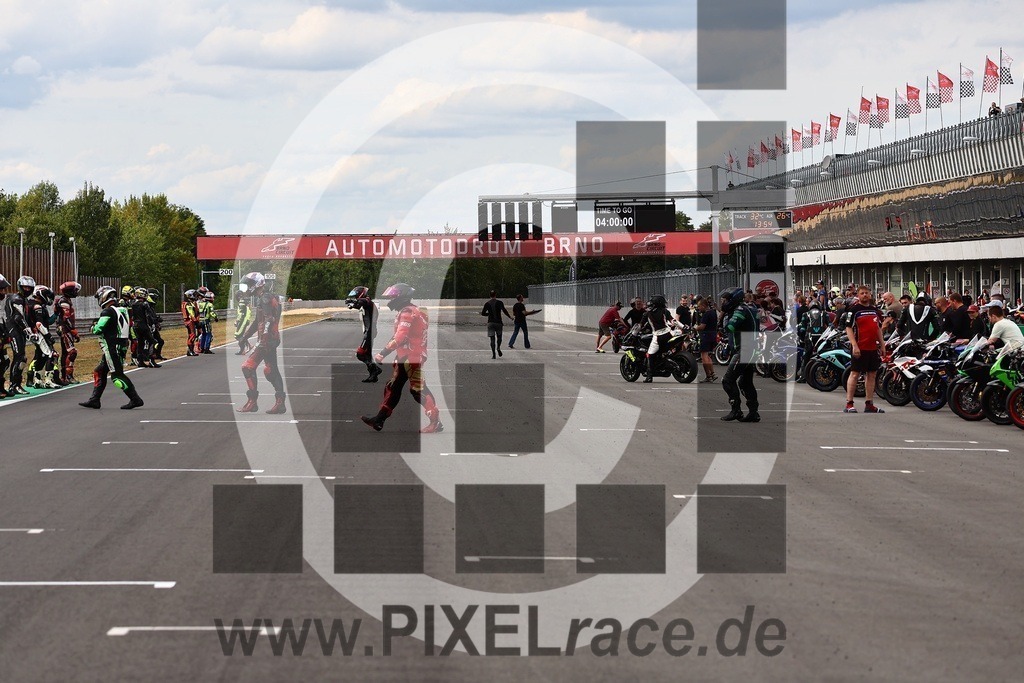 startendurance-20250830_07274 | Schöne Erinnerungen an spannende Momente - das festzuhalten ist unser Job. PIXELrace.de ist seit 2003 auf den Rennstrecken Europas unterwegs um die Action draußen beim Fahren und die wunderbare Stimmung imm Fahrerlager für euch einzufangen.