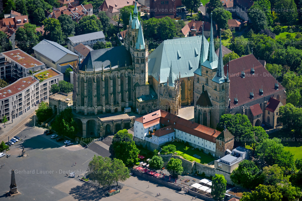 4045767 | ERFURT 14.06.2021 Kirchengebäude des Domes der Hohen Domkirche St. Marien und der Kirche St. Severi an den Domstufen am Domplatz in der Altstadt im Stadtzentrum von Erfurt im Bundesland Thüringen, Deutschland. Weiterführende Informationen bei: Kath. Pfarramt Dom St. Marien. // Church building of the cathedral of the high cathedral church St. Marien and the church St. Severi at the cathedral steps at the cathedral square in the old town in the city center of Erfurt in the state Thuringia, Germany. Further information at: Kath. Pfarramt Dom St. Marien. Foto: Gerhard Launer
