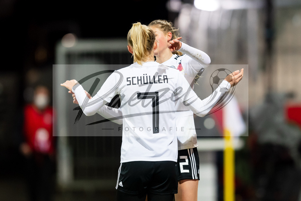 GERTUR20211126_031 | Fussball, Frauen: Jule Brand (Germany) Torjubel, jubelt nach ihrem Treffer zum 4:0 mit Lea Schueller (Germany) bei dem Spiel der WM-Qualifikation zwischen Deutschland und Tuerkei im Eintracht-Stadion am 26.11.2021 in Braunschweig, Deutschland. - Realisiert mit Pictrs.com