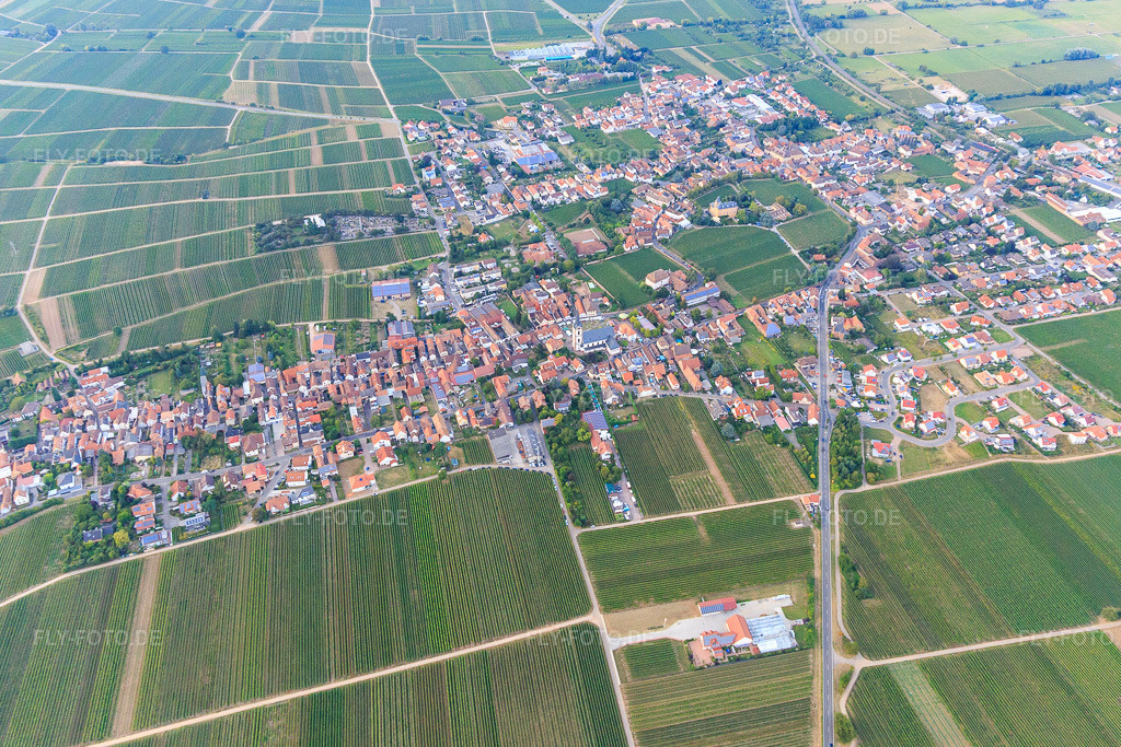 Luftbild: Stadtansicht zwischen Weinbergen aus Süden in Edesheim im Bundesland Rheinland-Pfalz in Deutschland. Foto: IMG_094611.jpg vom 02.09.2016 durch Werner Riehm/FLY-FOTO.de