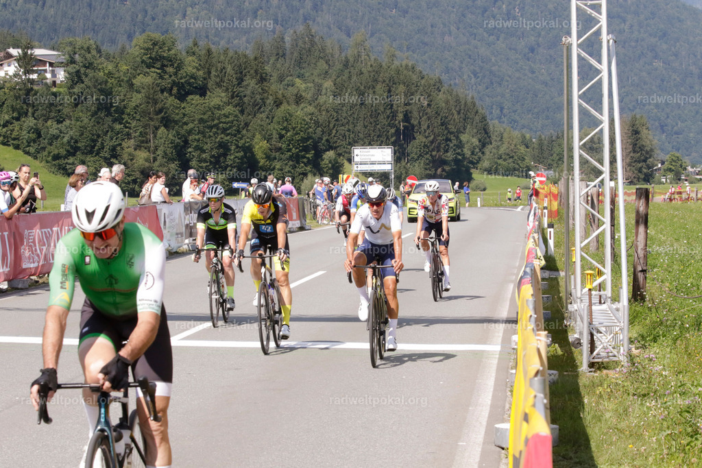 1025_20230817_Bewerb_Maenner_Muehlanger | AUT - OESTERREICH, 2023-08-16: SPORT RENNRAD-FAHREN - 55. INTERNATIONALER RADWELTPOKAL IN ST. JOHANN IN TIROL  - Vintage-Radrennen mit WM-Bronze-Medaillen-Siegerin Christina Schweinberger, den Teilnehmer und Alexander Baumann (vom Orginastions-Team) - TAG 2 BEWERB MAENNER IN SECHS GRUPPEN  ; Foto: Roland Muehlanger
