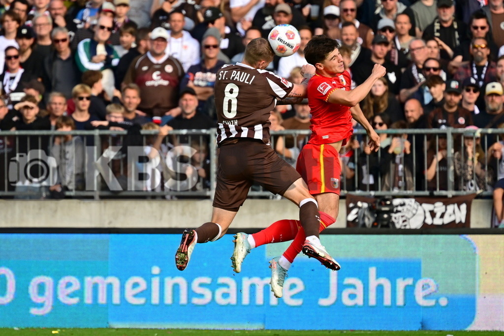 KBS Picture_FCStPauli-FCAugsburg_035 | v.l. Smith Eric (St.Pauli) , Koemuer Mert (FC Augsburg) ,Sportplatz :  Millerntor Stadion, - Realisiert mit Pictrs.com