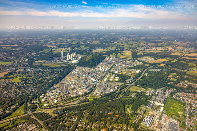 Gelsenkirchen240807574GE-Nord | Luftbild, Ruhr Oel GmbH - BP Gelsenkirchen Ölraffinerie und Kraftwerk Scholven, dazwischen Windpark Halde Oberscholven, Fernsicht, Scholven, Gelsenkirchen, Ruhrgebiet, Nordrhein-Westfalen, Deutschland