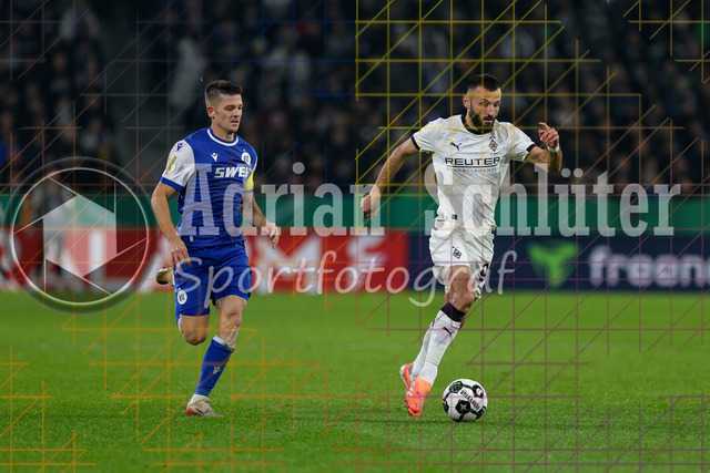 Borussia Mönchengladbach vs Karlsruher SC - DFB-Pokal 2. Runde | Mönchengladbach, Deutschland, 28.10.25:   Marvin Wanitzek (Karlsruher SC) und Franck Honorat (Borussia Mönchengladbach) im Kampf um den Ball waehrend des Spiels der DFB-Pokal 2. Runde zwischen Borussia Mönchengladbach vs Karlsruher SC im Stadion im Borussia Park(Foto von Brauer-Fotoagentur / Adrian Schlueter)