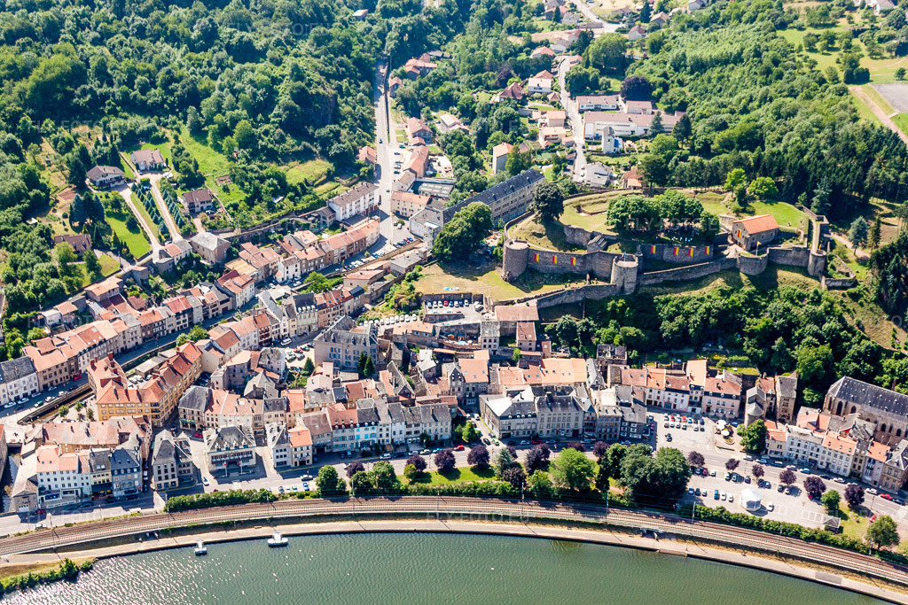 Vue aérienne: Centre du village avec les ruines de la forteresse de Sierck sur les rives de la Moselle à Sierck-les-Bains dans le département Moselle, France – .Photo: IMG_29624.jpg prise le 27/06/2010 par Werner Riehm/FLY-FOTO.eu – Résolution de l'original: 4752 x 3168 px