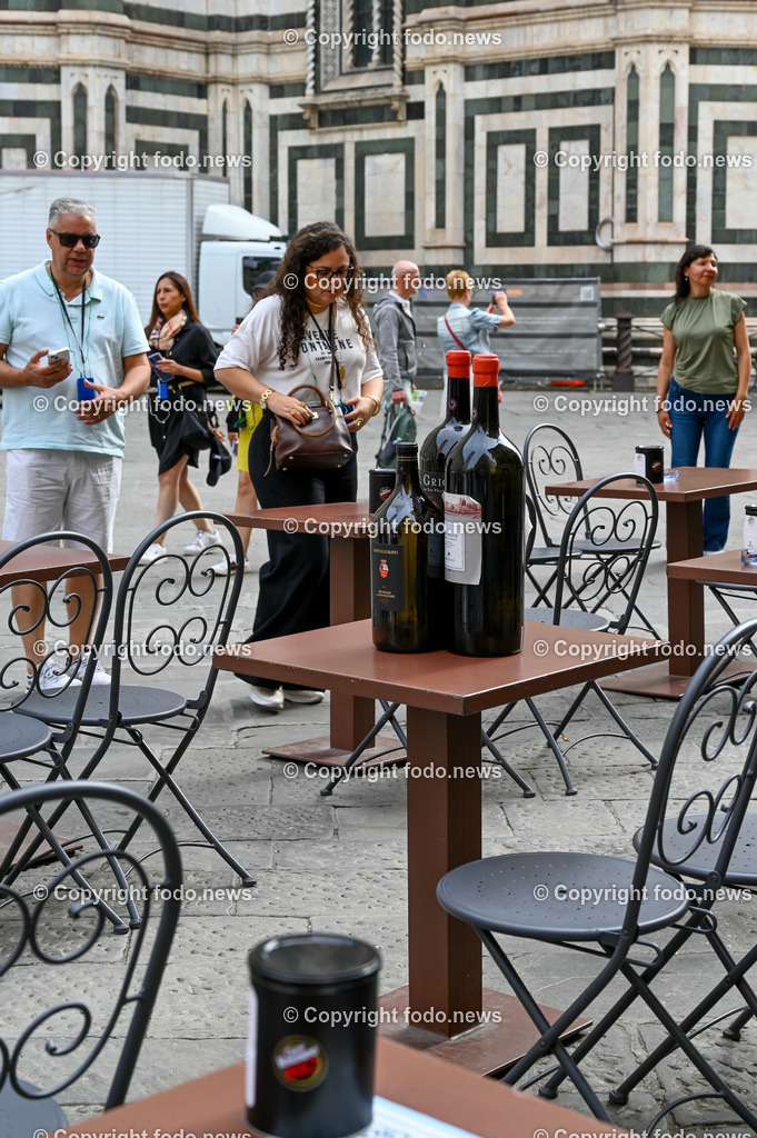 Italien_ Toscana_ Florenz_ 30.05.2024-264 | 30.05.2024, Italien, ITA, Toskana, Florenz im Bild Stadtansichten, Gebäude, Architektur, Touristen, Historisch, Souvenir, Altstadt, Museum, Statuen, Skulpturen, Piazza della Signoria, Statue David, Palazzo Vecchio, Neptunbrunnen, Piazza della Repubblica, Ponte Vecchio, Brücke, Uffizien, Kathedrale Santa Maria del Fiore, Arno, Fluß


Florenz, Firenze, ist eine italienische Großstadt. Nach Einwohnern ist sie die achtgrößte Stadt Italiens. Florenz ist die Hauptstadt sowie größte Stadt der Region Toskana und der Metropolitanstadt Florenz, in der etwa eine Million Menschen leben. Florenz ist für seine Geschichte berühmt. Leonardo da Vinci verbrachte große Teile seiner Jugend in Florenz, Michelangelo fand Unterschlupf in der Kirche der Medici, Galileo Galilei wohnte als Hofmathematiker in den Palästen der Medici. Von 1865 bis 1871 war die Stadt die Hauptstadt des neu gegründeten Königreichs Italien. Das historische Zentrum von Florenz zieht Jahr für Jahr Millionen von Touristen an. Die historische Innenstadt wurde von der UNESCO im Jahre 1982 zum Weltkulturerbe erklärt. 
Quelle: Wikipedia
