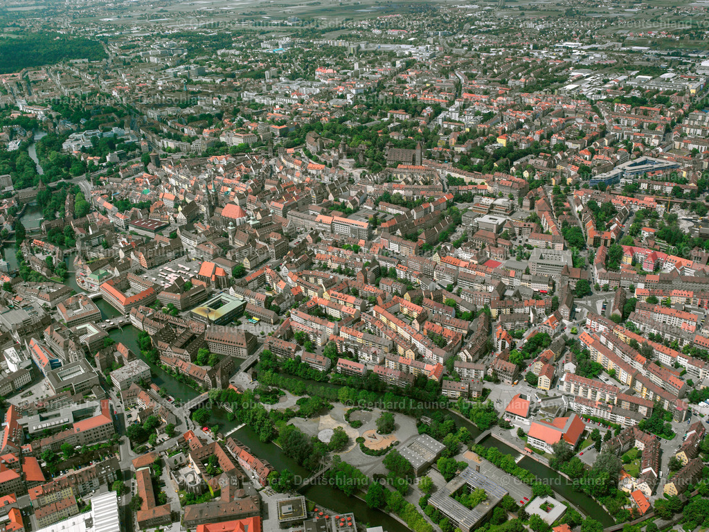 2418454 | NüRNBERG 21.08.2021 Stadtzentrum im Innenstadtbereich im Ortsteil Altstadt - Sankt Lorenz in Nürnberg im Bundesland Bayern, Deutschland. Weiterführende Informationen bei: Museen der Stadt Nürnberg,  Städtische Werke Nürnberg GmbH. // The city center in the downtown area in the district Altstadt - Sankt Lorenz in Nuremberg in the state Bavaria, Germany. Further information at: Museen der Stadt Nuernberg,  Staedtische Werke Nuernberg GmbH. Foto: Gerhard Launer