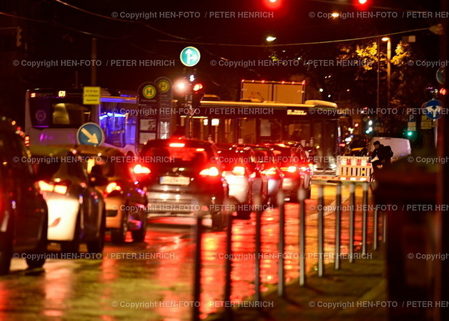 20221109-0420-gasleck-bismarckstr-HEN-FOTO | 09.11.2022 Impressionen Darmstadt - aufgrund Gasleck folgt die Sperrung der Bismarckstrasse zwischen Kasinostrasse und Sieboldstrasse und ein Verkehrschaos im Berufsverkehr sowie Ausfall der Strassenbahn mit Ersatz Busbetrieb (Foto: Peter Henrich) - Realisiert mit Pictrs.com