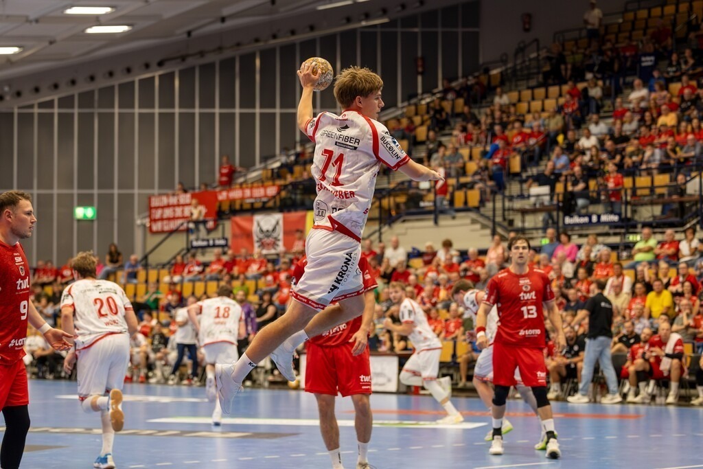 2. HBL (Handball-Bundesliga), Saison 2026/27, 1. Spieltag: Eulen Ludwigshafen gegen TuS Ferndorf | 2. HBL (Handball-Bundesliga), Saison 2026/27, 1. Spieltag: Eulen Ludwigshafen gegen TuS Ferndorf***Finn Scharnweber (71, Ferndorf) zieht ab - Realisiert mit Pictrs.com
