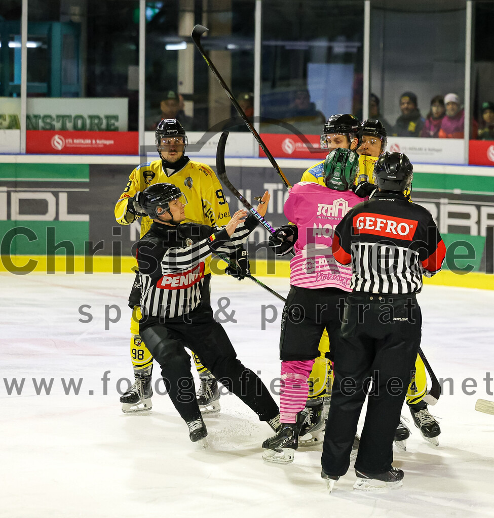 2025-10-10_130_TSV_Erding_gegen_onesto_Tigers_Bayreuth | Erding, Deutschland, 10.10.2025:Eishockey, Oberliga Süd 2025 / 2026, 7. Spieltag, TSV Erding gegen onesto Tigers Bayreuth, Endergebnis: 2:5Florian Lüsch (onesto Tigers Bayreuth, #98), Grady Hobbs (Erding Gladiators, #22)Foto: Christian Riedel / fotografie-riedel.net