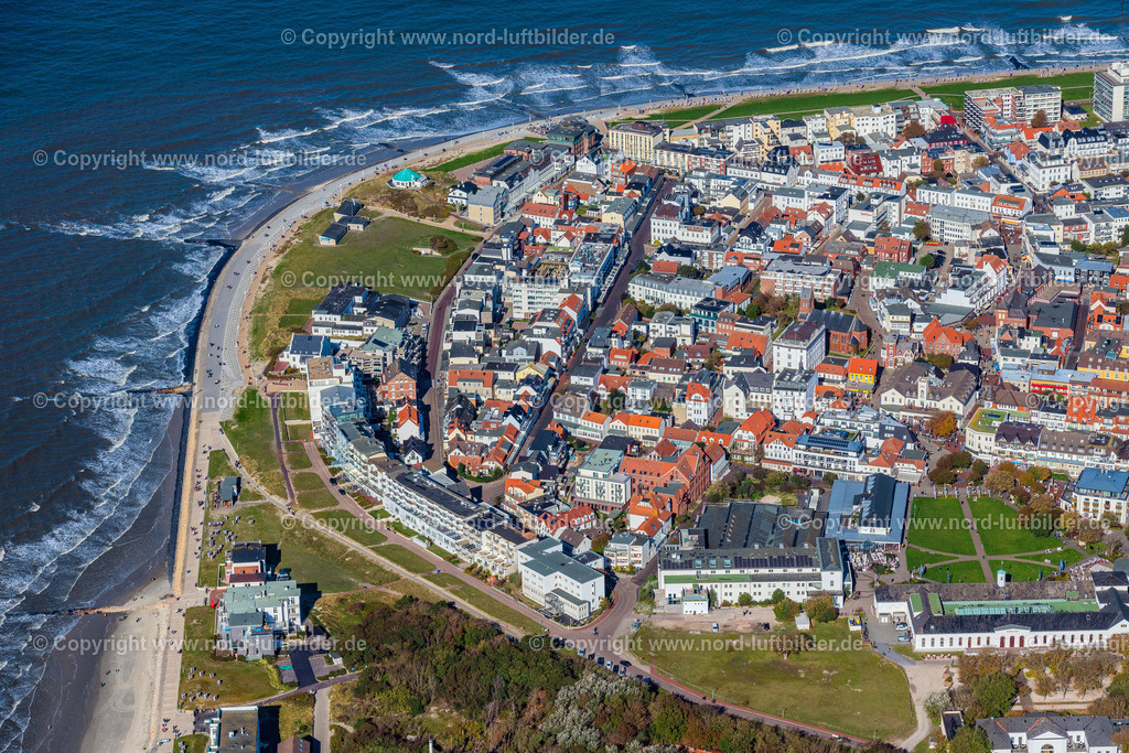 Norderney_Ortsansicht_ELS_5625091022 | NORDERNEY 09.10.2022 Inselbereich Norderney mit dem Ortskern und Uferbereich, Strand  in Norderney im Bundesland Niedersachsen, Deutschland. // Island area Norderney with the village center in Norderney in the state Lower Saxony, Germany. Foto: Martin Elsen