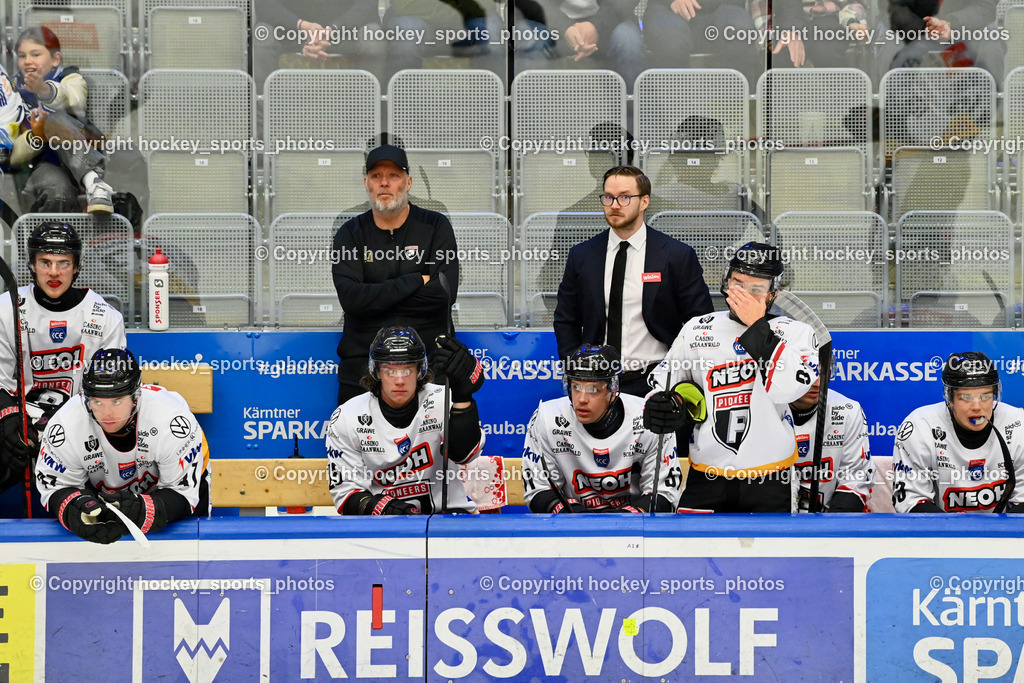 EC IDM Wärmepumpen VSV vs. Pioneers Vorarlberg | Spielerbank Pioneers Vorarlberg, Headcoach Pioneers Vorarlberg JOHANNES NYGARD, EC IDM Wärmepumpen VSV vs. Pioneers Vorarlberg, EC IDM WÄRMEPUMPEN VSV vs. Pioneers Vorarlberg am 03.10.2025 in Villach (Stadthalle Villach), Austria, (Photo by Bernd Stefan)