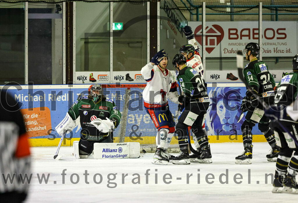 2023-02-19_070_TSV_Erding_gegen_VfE_Ulm-Neu-Ulm | Erding, Deutschland, 19.02.2023:
Eishockey, Bayernliga Meisterrunde Gruppe B 2022 / 2023, 5. Spieltag, TSV Erding gegen VfE Ulm/Neu-Ulm, Endergebnis: 

Torwart Christoph Schedlbauer (Erding Gladiators, #31), Lukas Krämmer (Erding Gladiators, #24), Bastian Cramer (Erding Gladiators, #34)

Foto: Christian Riedel / fotografie-riedel.net