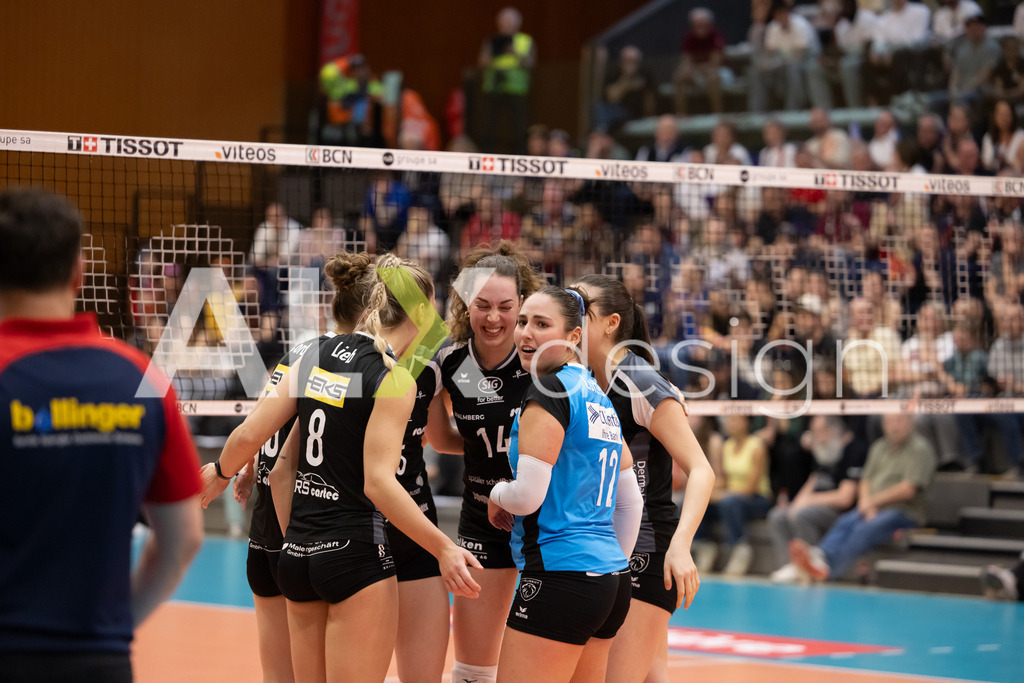Volleyball I Frauen I Saison 2025-2026 I Volleyball NLA | Women I  Playoffs Finals 1/5 I viteos NUC - VC Kanti Schaffhausen I 06.04.2026 | VC Kanti Schaffhausen Spielerinnenkreis - Realisiert mit Pictrs.com