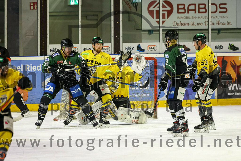 2023-02-10_055_TSV_Erding_gegen_ERSC_Amberg | Erding, Deutschland, 10.02.2023:
Eishockey, Bayernliga Meisterrunde Gruppe B 2022 / 2023, 3. Spieltag, TSV Erding gegen ERSC Amberg, Endergebnis: 6:3

Thomas Plihal (Erding Gladiators, #39), Felix Schwarz (ERSC Amberg, #14), Torwart Timon Bätge (ERSC Amberg, #31), Michael Franz (Erding Gladiators, #13), Marc Roth (ERSC Amberg, #53)

Foto: Christian Riedel / fotografie-riedel.net