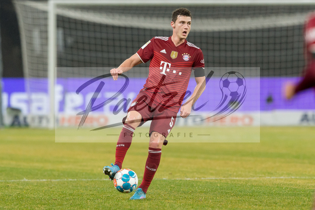 BSCFCB20220123_295 | Fussball, Herren: Benjamin Pavard (FC Bayern Muenchen) in Aktion, am Ball, Einzelaktion bei dem Spiel der 1. Bundesliga zwischen Hertha BSC und FC Bayern Muenchen im Olypiastadion am 23.01.2022 in Berlin, Deutschland.DFB / DFL REGULATIONS PROHIBIT ANY USE OF PHOTOGRAPHS AS IMAGE SEQUENCES AND/OR QUASI-VIDEO. - Realisiert mit Pictrs.com