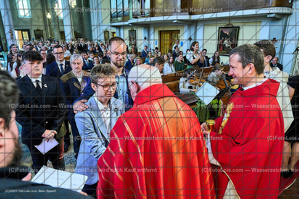 ALP2466_Pfarrfirmung Wieselburg_Sakrament der Firmung | (C)FotoLois.com, Alois Spandl, Pfarrfirmung in Wieselburg mit Firmspender Eduard Gruber (ehemaliger Generalvikar der Diözese St. Pölten), Sa 3. Juni 2023.