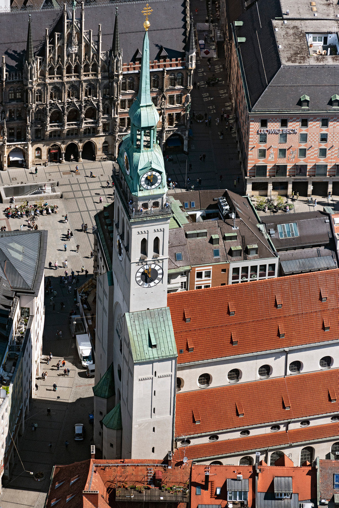 dr__0063562.jpg | MüNCHEN 29.04.2025 Kirchengebäude Pfarrkirche Sankt Peter deren Turm im Volksmund Alter Peter genannt wird in München im Bundesland Bayern, Deutschland. // Church building Pfarrkirche Sankt Peter ofen Turm in Volksmund Alter Peter genannt wird in Munich in the state Bavaria, Germany. Foto: Daniel Reiter