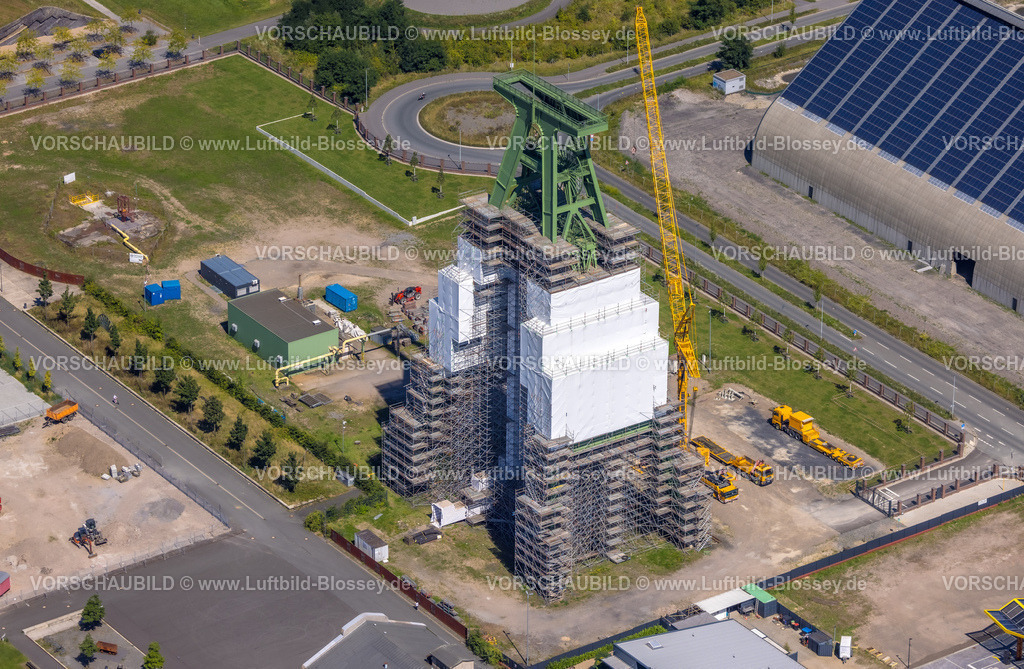 Dinslaken240803097 | Luftbild, Bergpark Lohberg Kreativquartier, mit Gerüst verhüllter Förderturm für Sanierung, Oberlohberg, Dinslaken, Ruhrgebiet, Nordrhein-Westfalen, Deutschland