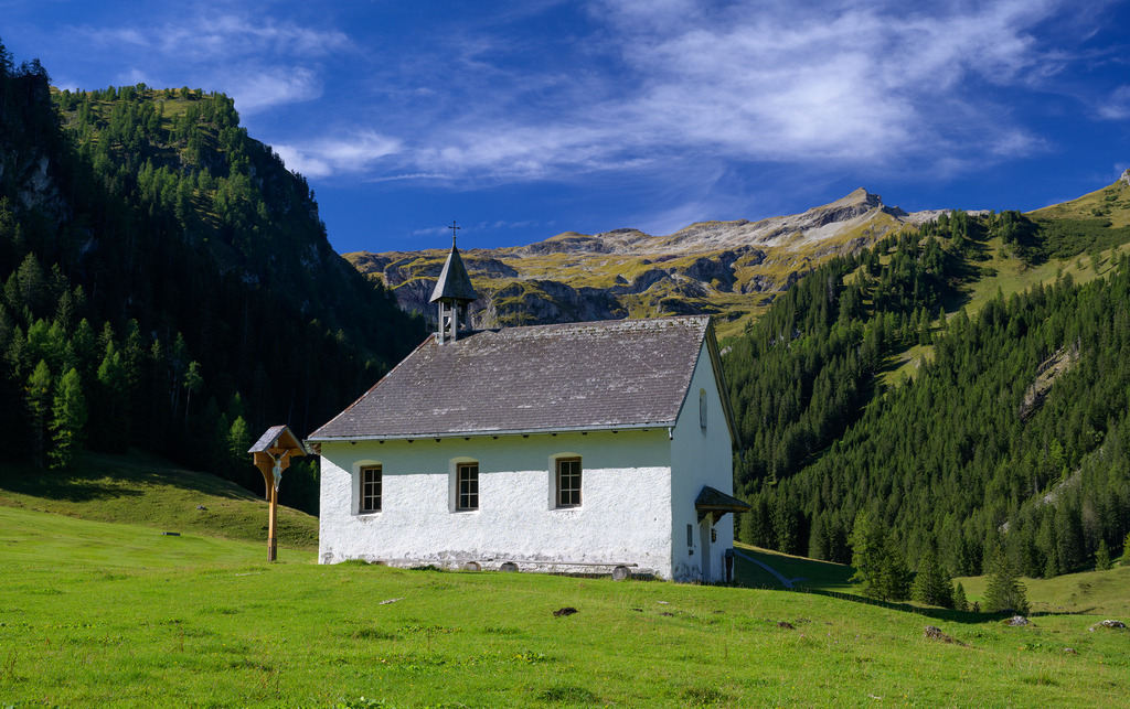 oesterreich-2022-194 | Rochus im Ortsteil Nenzinger Himmel in der Gemeinde Nenzing, Vorarlberg, gehört zur Pfarre Nenzing und damit zum Dekanat Walgau-Walsertal in der Diözese Feldkirch. Die Kapelle ist Rochus von Montpellier gewidmet, dem Schutzpatron gegen die Pest - Realisiert mit Pictrs.com