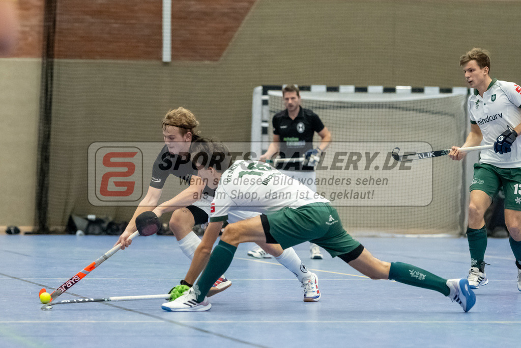 SFE_20231217_0084 | Neuss, Deutschland, 17.12.2023: Robert Duckscheer (Uhlenhorst Mülheim) im Kampf um den Ball waehrend des Spiels der Halle 1. Bundesliga Herren zwischen SW Neuss vs Uhlenhorst Mülheim im Stadionhalle (SW Neuss) am 17.12.2023 in Neuss, Deutschland. (Foto von Stephan Fehrmann)

Neuss, Germany, 17.12.2023: Robert Duckscheer (Uhlenhorst Mülheim) in the battle of the ball during the game of Halle 1. Bundesliga Herren between SW Neuss vs Uhlenhorst Mülheim in Stadionhalle (SW Neuss) at 17.12.2023 in Neuss, Deutschland. (Foto von Stephan Fehrmann)