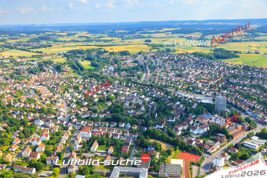 Die Luftaufnahme der Stadt Kulmbach wurde vom UL-Flugzeug heraus erstellt ( keine Drohne )- hohe Auflösung für beste Qualität